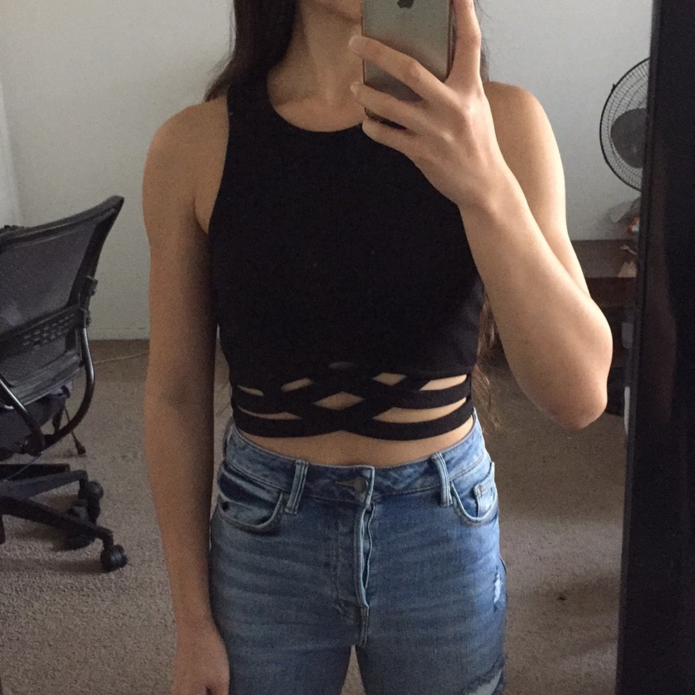 💛 Black crop top with unique criss-cross design